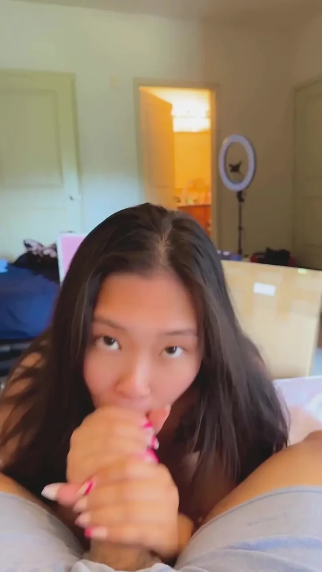 Dizlerimin üstüne çöküp iyi asyalı bir sürtük gibi sakso çekiyor ve ağzıma büyük boşalma