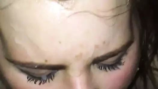 İri güzel kadının yüzüne boşalıyor