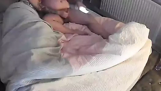 Üvey anne elle muameleyi ve üvey oğlunun yarağı ve taşaklarıyla oynamayı seviyor