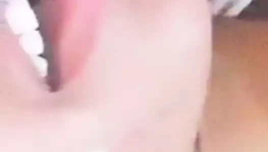 Arkadaşların dudaklarına boşalmak (ağır çekim)