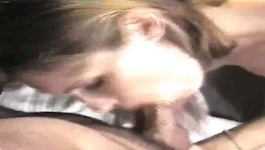 Büyük memeli olgun sarışın damlayan anal dölleme ile genişliyor