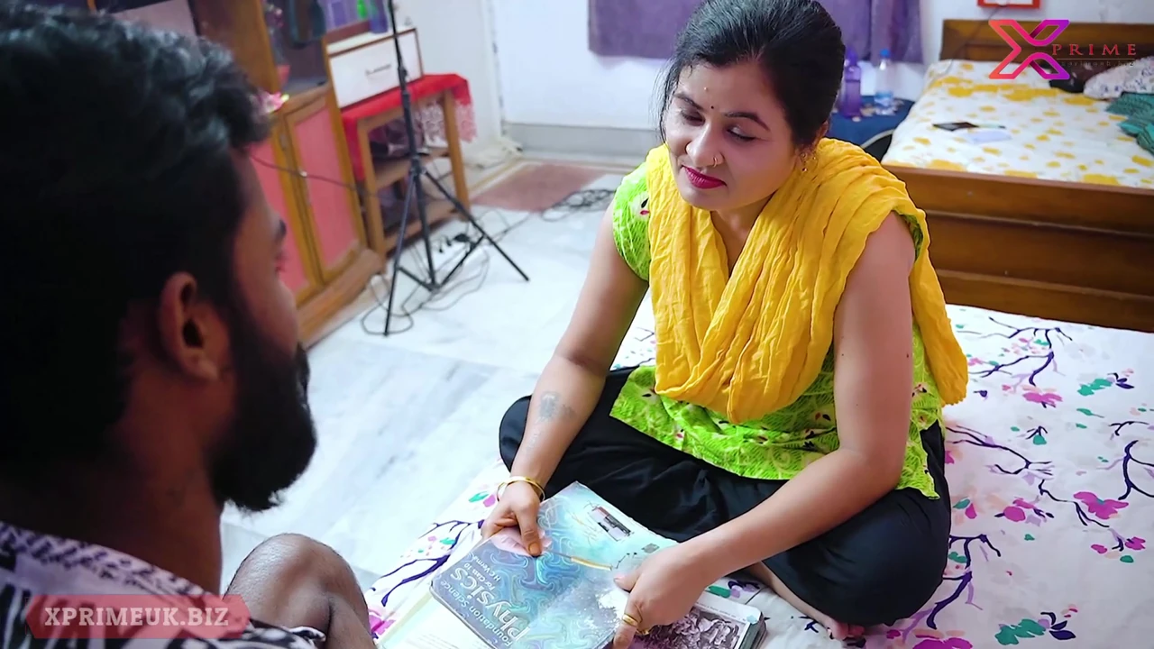 हॉट सुंदर भारतीय टीचर छात्र को चोद रही है