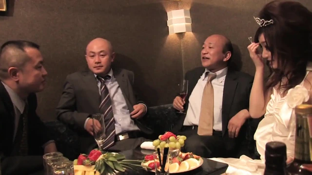 Sevimli Japon sürtük kulüpte üç adama hizmet ediyor