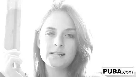 Büyük memeli Ashlee Graham doğal seksini sergilerken sigara içiyor