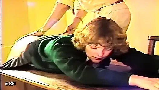 Zavallı genç ateşli kız sınıfta götüne şaplak atıyor