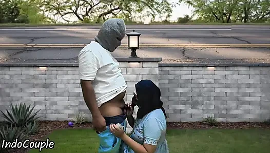 Istri muslim berhijab yang tukang selingkuh pamer memek di depan umum dan nyepong kontol orang asing demi uang viral di jakarta