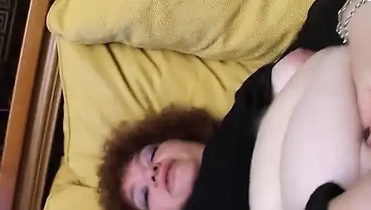 Amatör şişman kız dildoyla amını sıvazlıyor