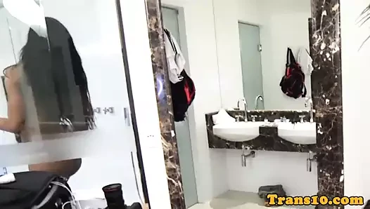 solo Latin tranny yayılıyor onu buttcheeks
