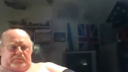 369. baba kamera için boşalıyor