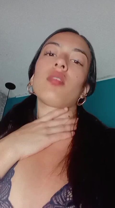 Minik göğüslerimi em