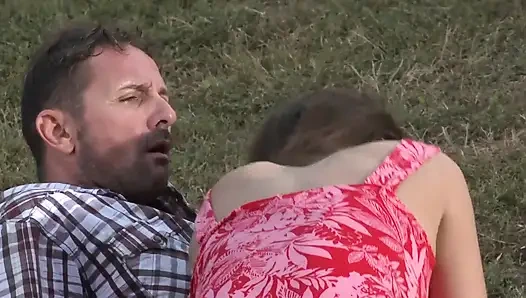 Büyük memeli bebek için açık havada anal