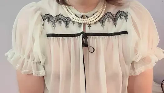 Sevgi dolu, romantik ve çok seksi travesti kadın gecelik içinde.