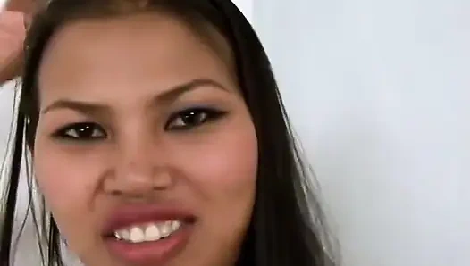 Sai-tai Bay Mutlu'nun sert yarağını emiyor ve mastürbasyon yapıyor