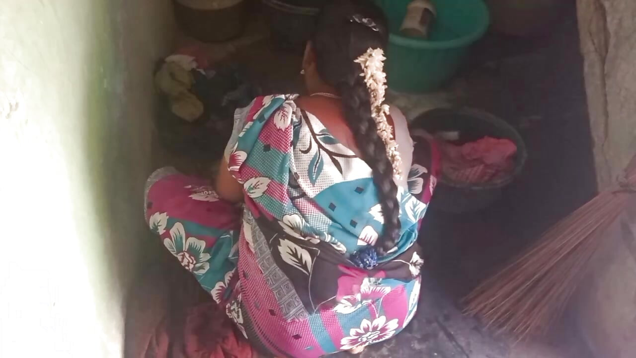 Priyanka seksi teyze elbisesi bornozla yıkanır