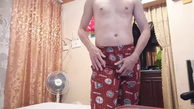 Bir oyuncakla mastürbasyon yapıyor