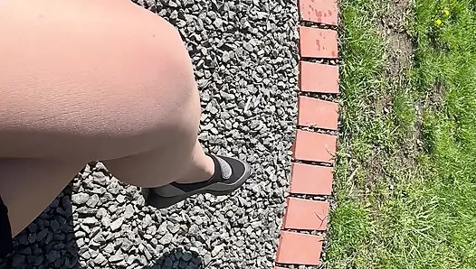 Seksi ateşli üvey anne azgın ve parktaki bankta kendini okşuyor