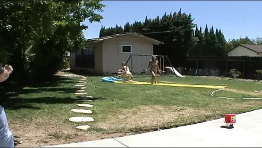 Edepsiz genç amcık kutusu derin doldurulmuş kiraz spermle dolu küçük görünüyor