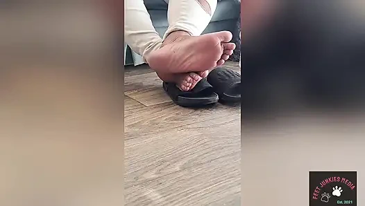 Lulusex iri güzel kadın günaydın ayaklarına tapıyor