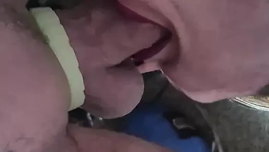 Yataktan geriye eğilip fahişenin boğazını açtığında aşk.