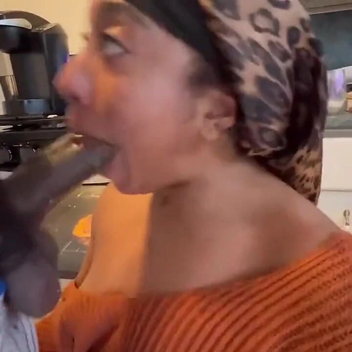 Büyük zenci yarağı mutfakta oral seks