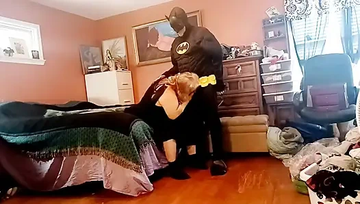 Yarasa kız (hemşire Vicki) yarasa adama sakso çekiyor!