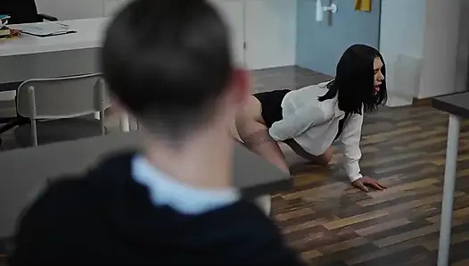 Sürtük öğretmen dondurarak sikiliyor - jadilica şımarık öğrenci tarafından dölleniyor