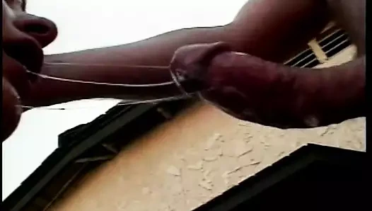 Şaşırtıcı bayan bacaklarını geniş bir şekilde yayar ve ıslak amının içinde derinden sik hoşlanır