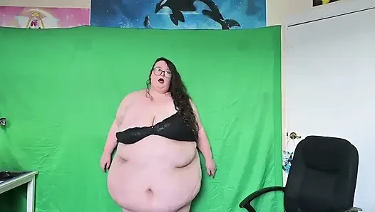 Seksi tanrıça iri güzel kadın soyunuyor ve sallıyor