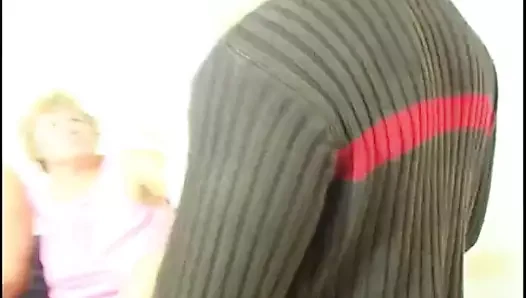 Yaşlı ve genç çiftler birbirlerini sikmek