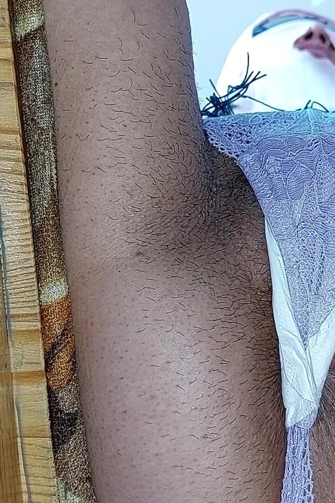 Seksi esmer tayt deniyor