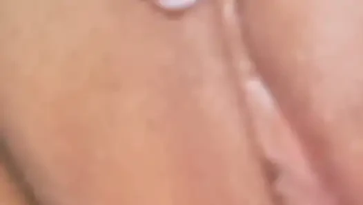 Üvey annenin yasak yarağı titreyen götüne dokunuyor