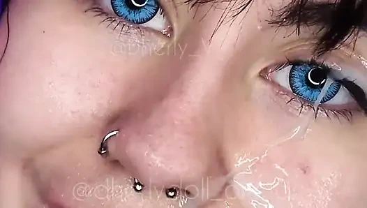 Kalın bir yarağın ağzına sert gelmesini, gözüne boşalmasını seviyor