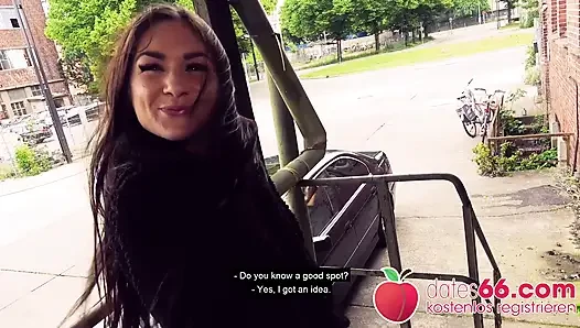 Halka açık araba sikici: ateşli esmer (26 yaşında)