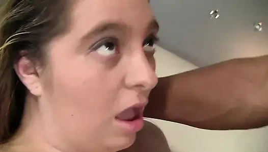 Şişman kız sakso çekiyor ve sert bir yarakla sikiliyor