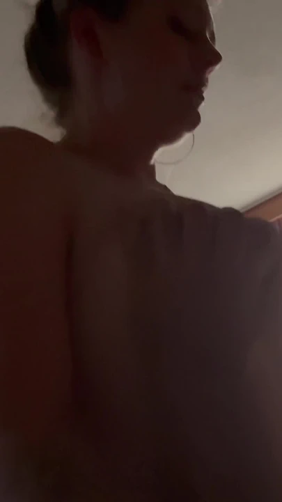 Ateşli sarışın orta yaşlı seksi kadın kahverengi yarağa biniyor | Klip 1