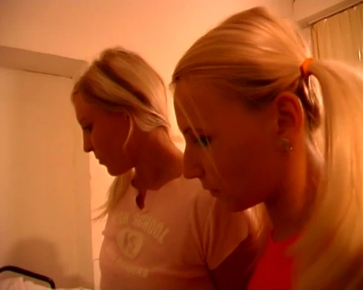 Güzel genç kız en sevdiği jinekolog tarafından muayene edilmeyi seviyor