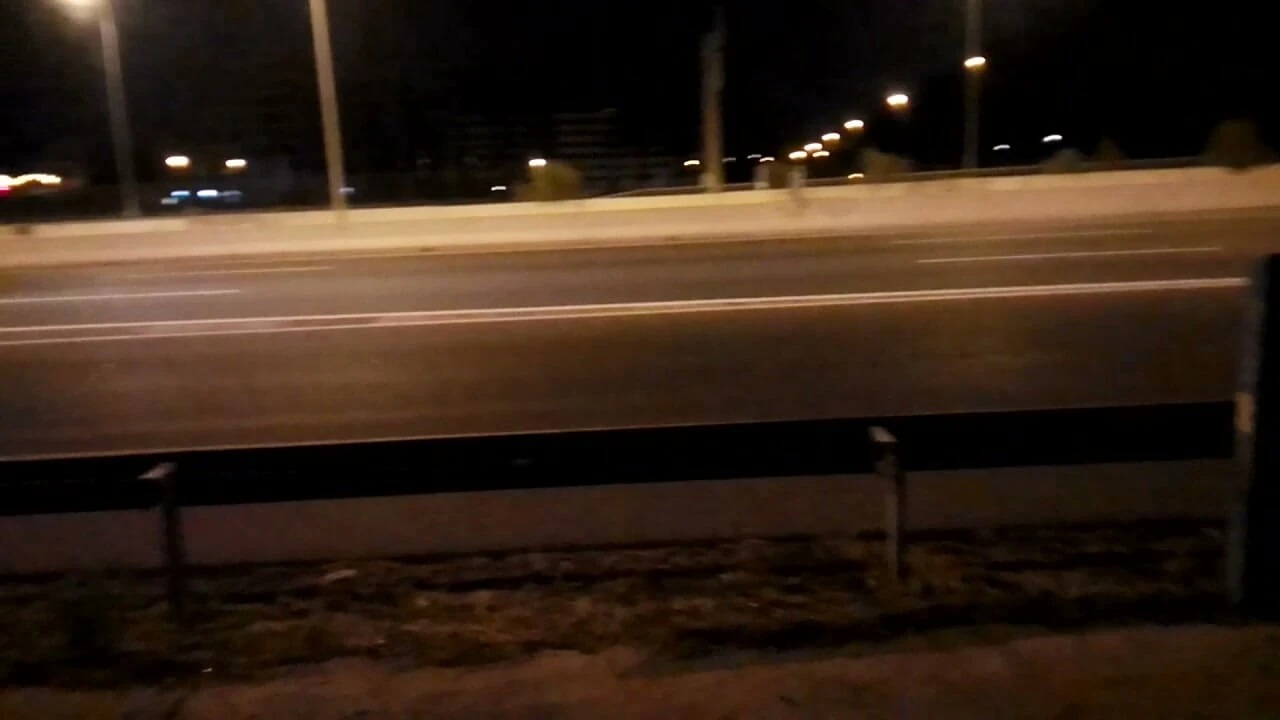 Gece yol kenarında çıplak