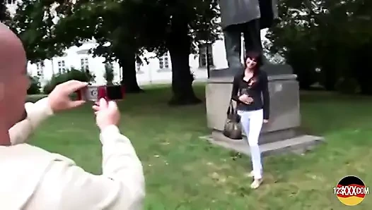 Bu orta yaşlı seksi kadın kamera önünde sikişmesi gerektiğinde hiç utangaç değil