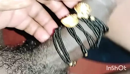 Baldız Mangalsutra'ya yerde bağlı kaldıktan sonra sert sikiliyor