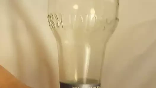 Kız bir şişe ile mastürbasyon