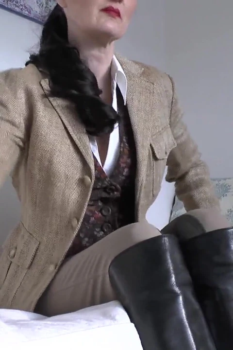 Baston dans etmeden önce botların tabanlarını yalayın! Lady Victoria Valente