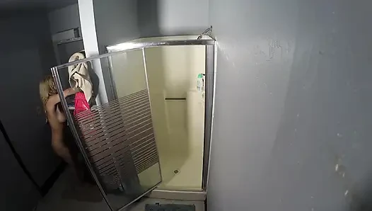 Ateşli sarışın Sarah Vandella kamera arkası saksoda 4 adama sakso çekiyor