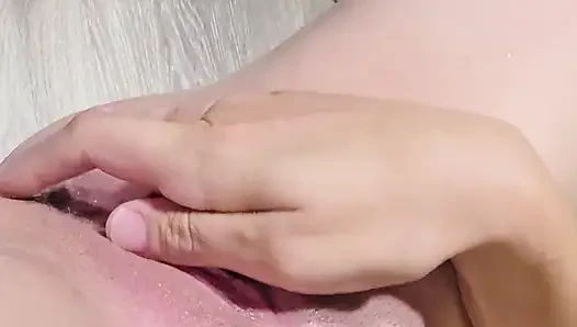 Azgın orta yaşlı seksi kadın tek başına mastürbasyon yapıyor