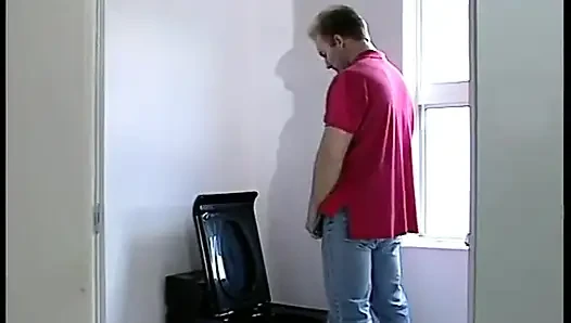 Aç koca karısını duşta buluyor ve sert sikiyor