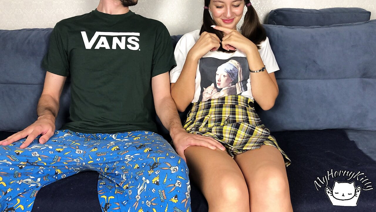 Üvey kardeş üvey kardeşinin göğüslerine dokunuyor! ama o emmek için bu kadar büyük bir penise sahip olmasını beklemiyordu! yüz twinks