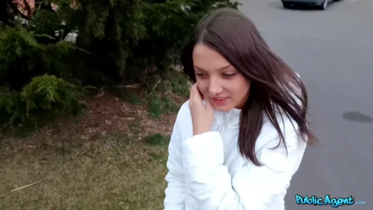 Publicagent - sıkı minyon vücutlu genç üniversiteli kız otel odasında ilk büyük yarağını yaşıyor