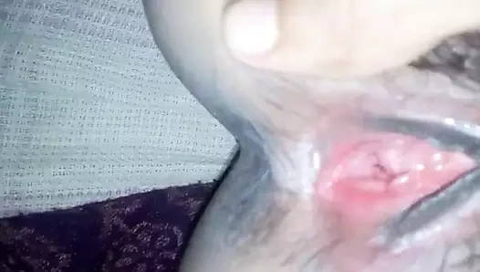 Charika en iyi kocasını parmaklıyor