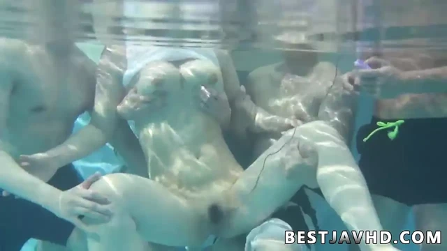 Yıldız ve çılgın Asyalı kadın Suzuna Komiya, bu sansürsüz xxx jav'de havuz başında olağanüstü bir derin gırtlak veriyor!