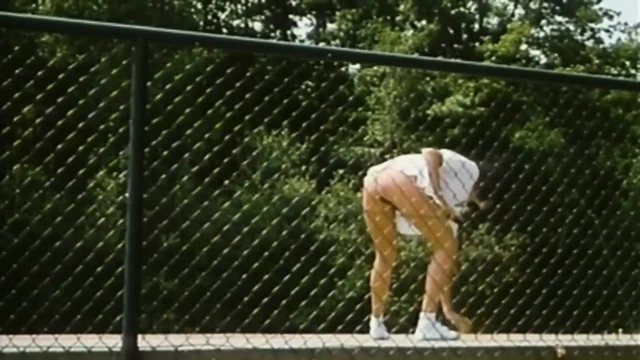 Marilyn Jess kızların tenis oynamasını izlerken azıyor