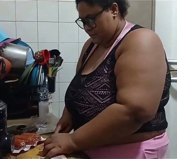Üvey anne mutfakta, ağzına çok döl gelene kadar sikişiyor.